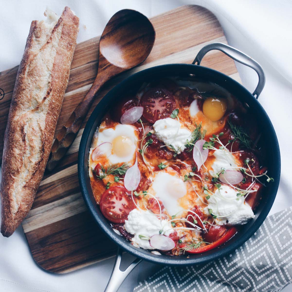 baked-eggs-in-tomato-sauce-3